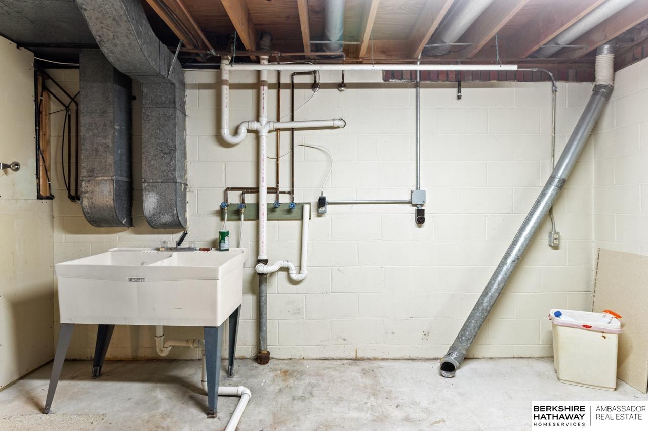 Omaha, Nebraska 68124, United States, 4 Bedrooms Bedrooms, ,2 BathroomsBathrooms,Residential,Active,249404