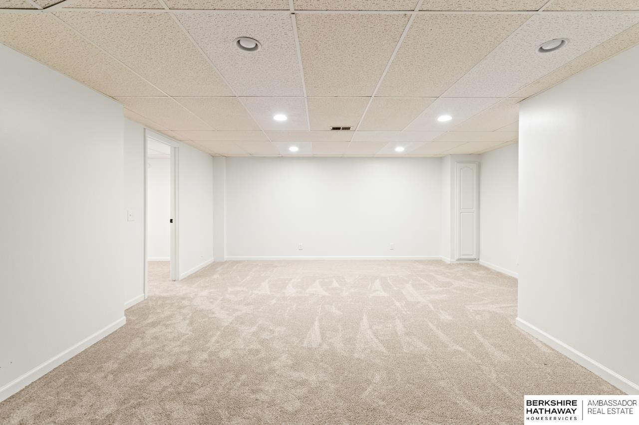 Omaha, Nebraska 68124, United States, 4 Bedrooms Bedrooms, ,2 BathroomsBathrooms,Residential,Active,249404