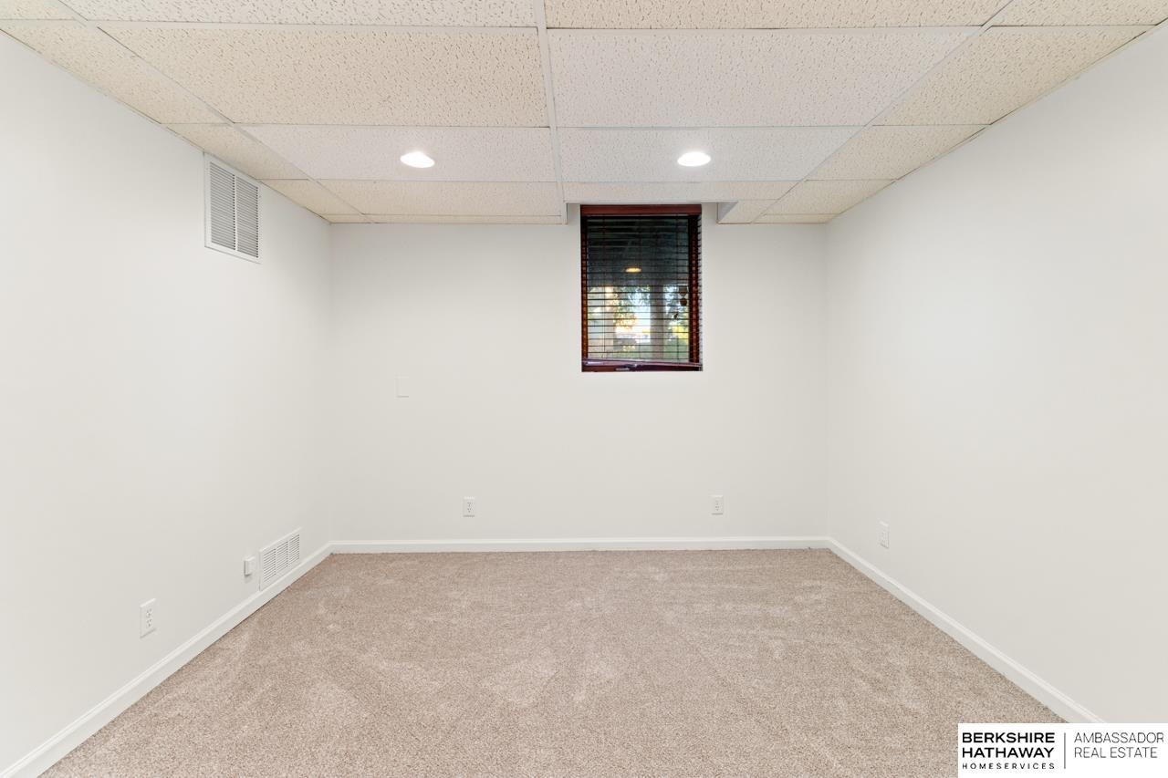 Omaha, Nebraska 68124, United States, 4 Bedrooms Bedrooms, ,2 BathroomsBathrooms,Residential,Active,249404