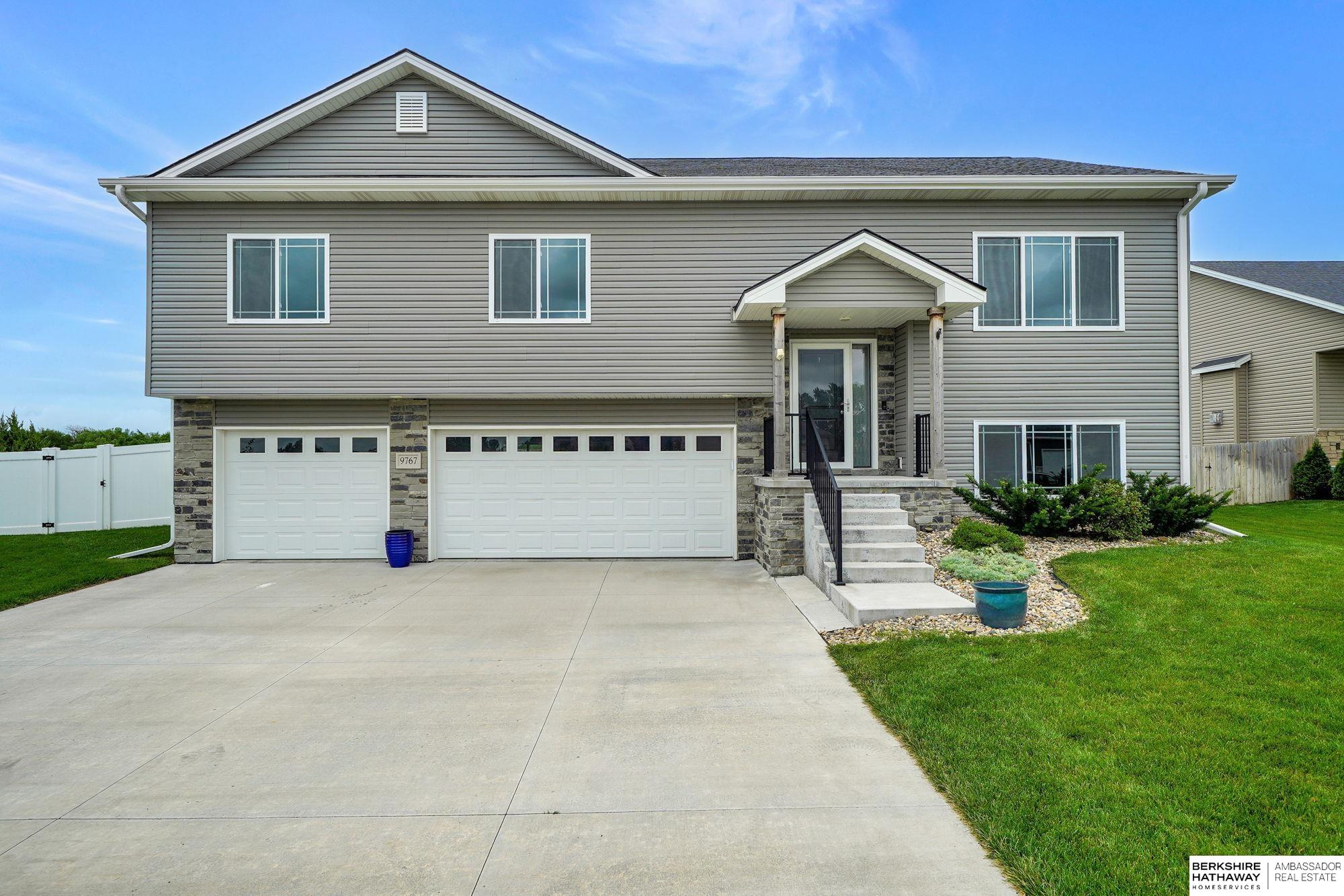 Lincoln, Nebraska 68526, United States, 4 Bedrooms Bedrooms, ,3 BathroomsBathrooms,Residential,Active,224611