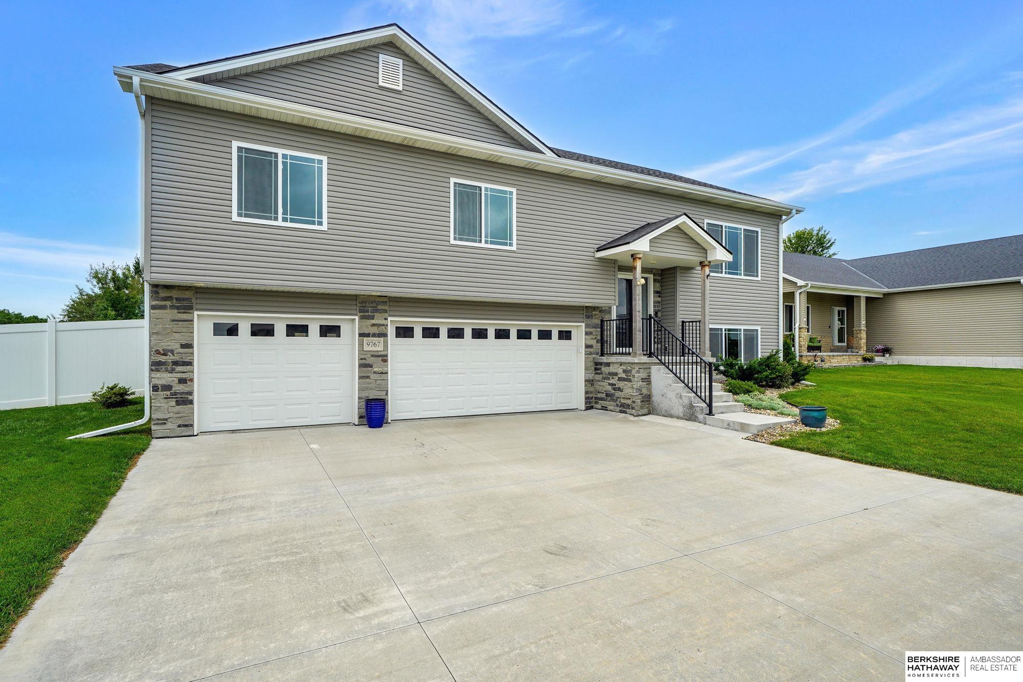 Lincoln, Nebraska 68526, United States, 4 Bedrooms Bedrooms, ,3 BathroomsBathrooms,Residential,Active,224611