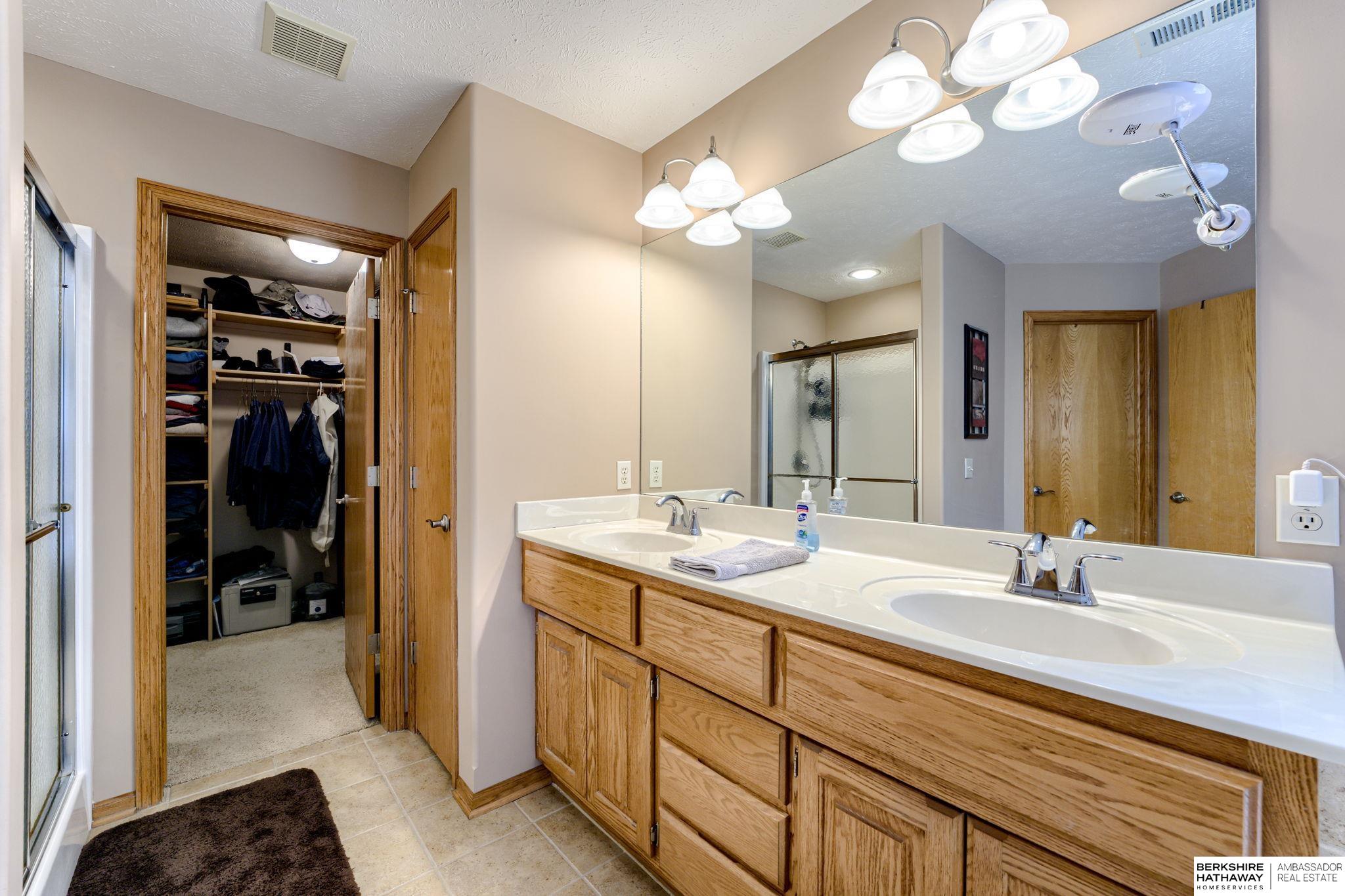 Bellevue, Nebraska 68133, United States, 4 Bedrooms Bedrooms, ,3 BathroomsBathrooms,Residential,Active,236627