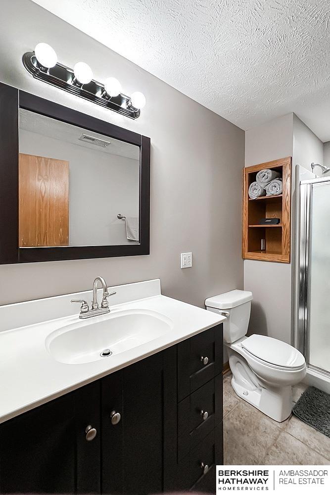 Omaha, Nebraska 68135, United States, 5 Bedrooms Bedrooms, ,2 BathroomsBathrooms,Residential,Pending,141382