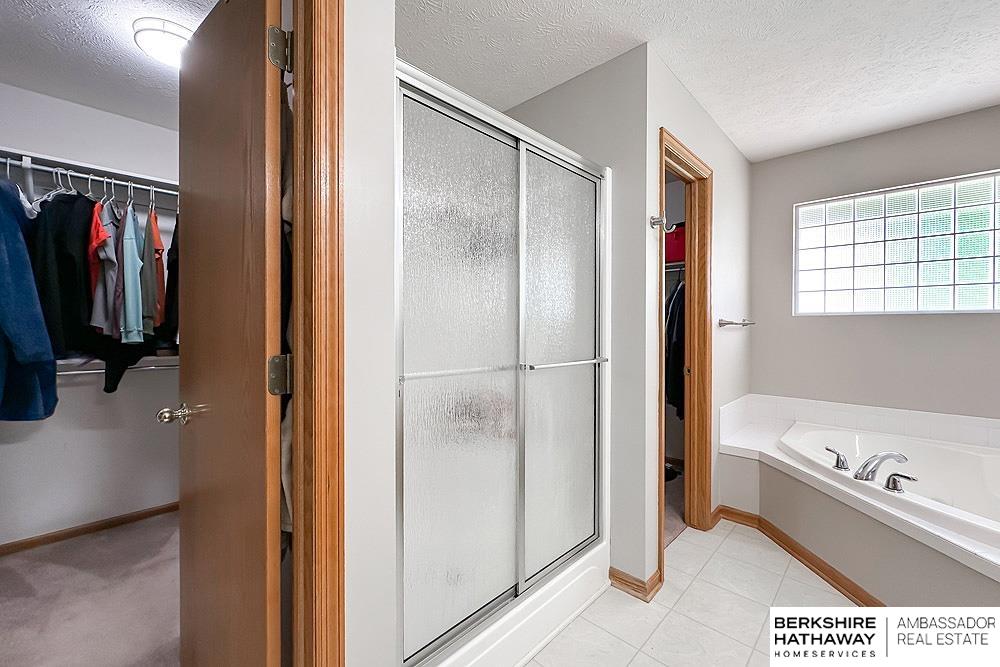 Omaha, Nebraska 68135, United States, 5 Bedrooms Bedrooms, ,2 BathroomsBathrooms,Residential,Pending,141382