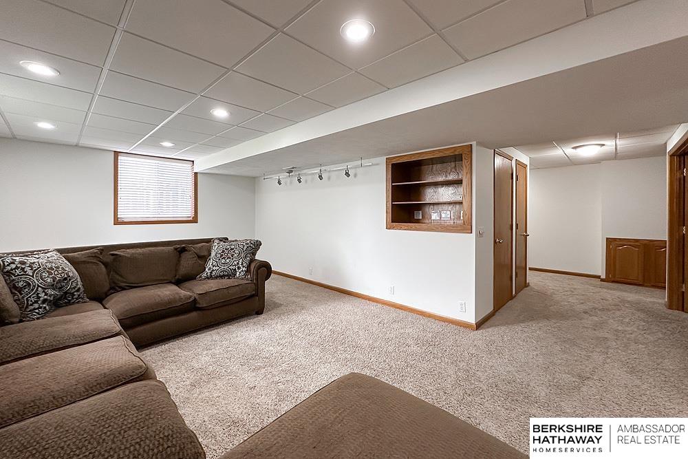 Omaha, Nebraska 68135, United States, 5 Bedrooms Bedrooms, ,2 BathroomsBathrooms,Residential,Pending,141382