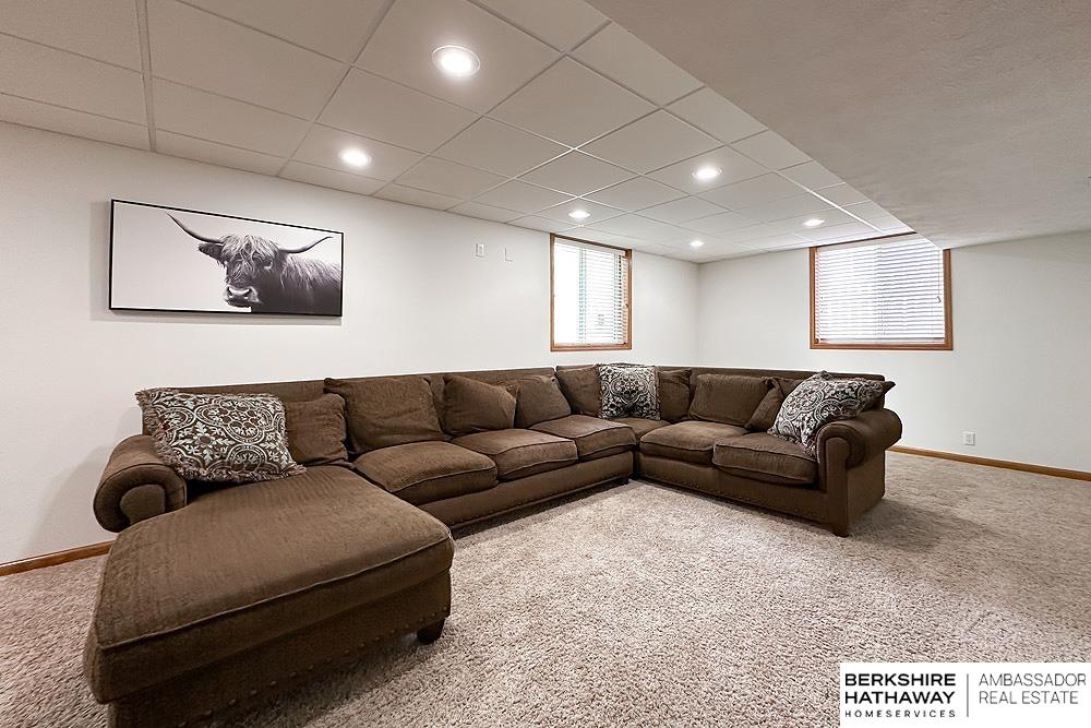 Omaha, Nebraska 68135, United States, 5 Bedrooms Bedrooms, ,2 BathroomsBathrooms,Residential,Pending,141382