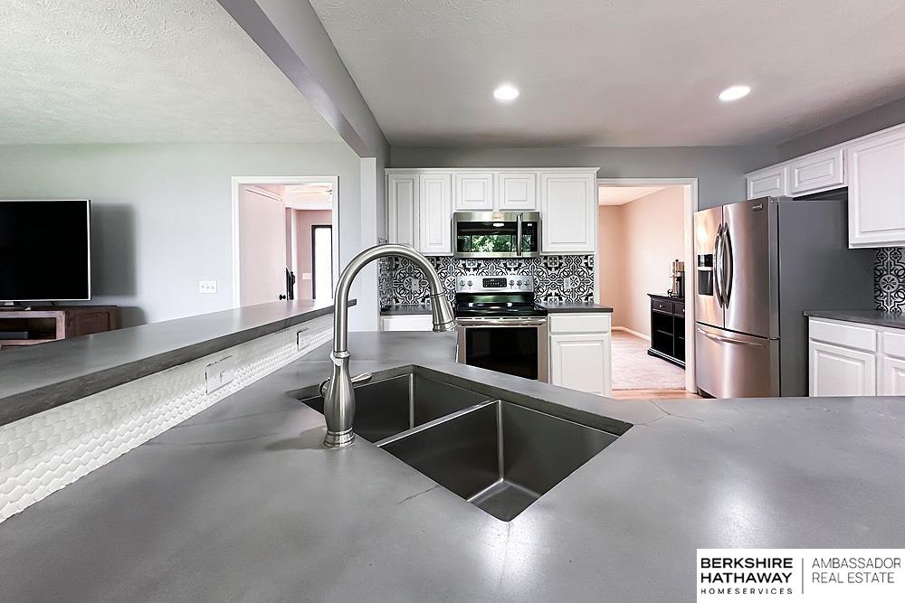 Omaha, Nebraska 68135, United States, 5 Bedrooms Bedrooms, ,2 BathroomsBathrooms,Residential,Pending,141382