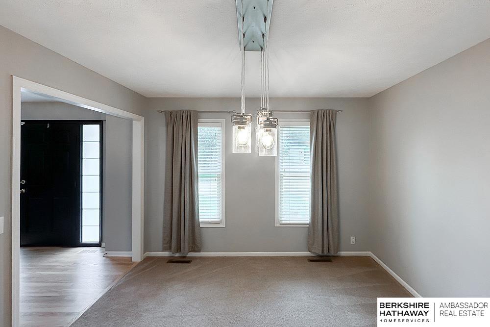 Omaha, Nebraska 68135, United States, 5 Bedrooms Bedrooms, ,2 BathroomsBathrooms,Residential,Pending,141382