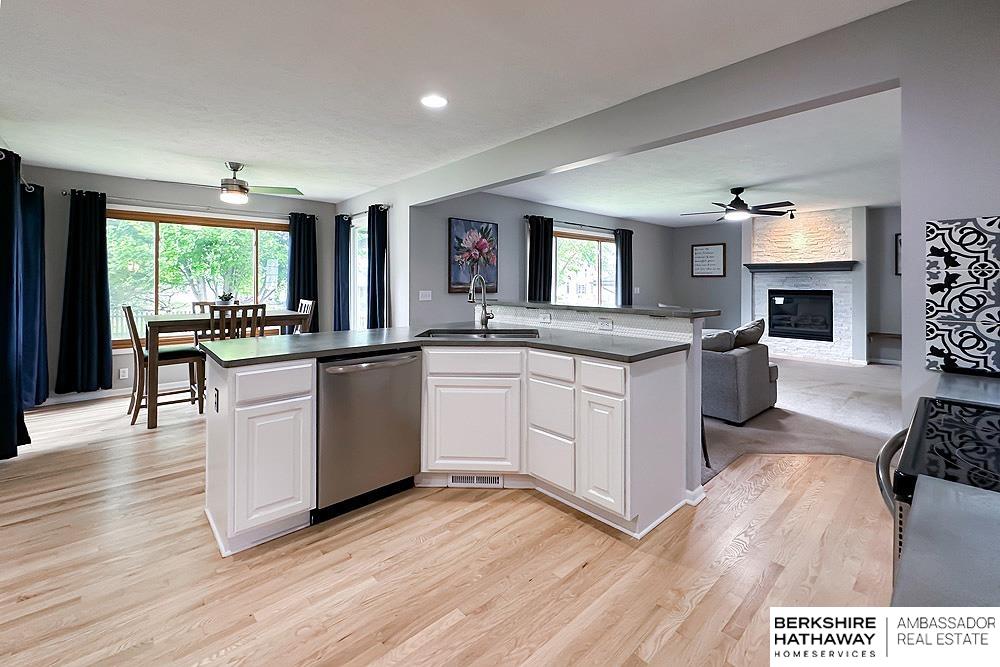 Omaha, Nebraska 68135, United States, 5 Bedrooms Bedrooms, ,2 BathroomsBathrooms,Residential,Pending,141382