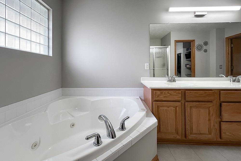 Omaha, Nebraska 68135, United States, 5 Bedrooms Bedrooms, ,2 BathroomsBathrooms,Residential,Pending,141382