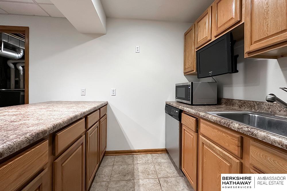 Omaha, Nebraska 68135, United States, 5 Bedrooms Bedrooms, ,2 BathroomsBathrooms,Residential,Pending,141382