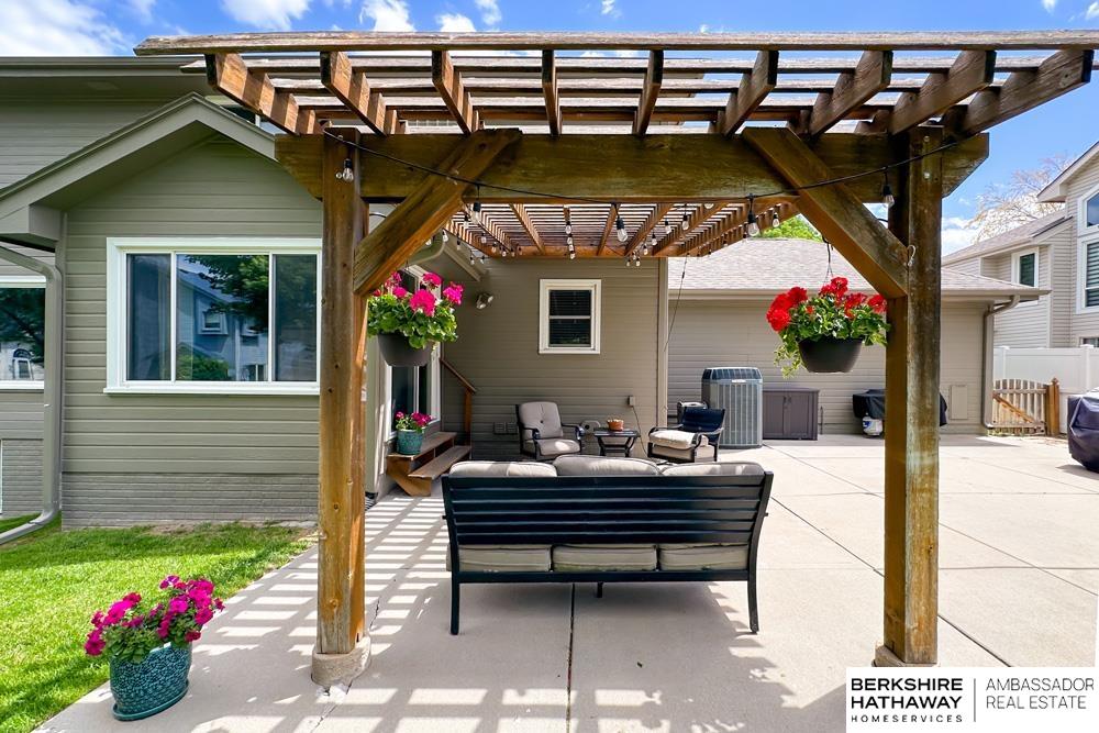 Omaha, Nebraska 68135, United States, 5 Bedrooms Bedrooms, ,2 BathroomsBathrooms,Residential,Pending,141382