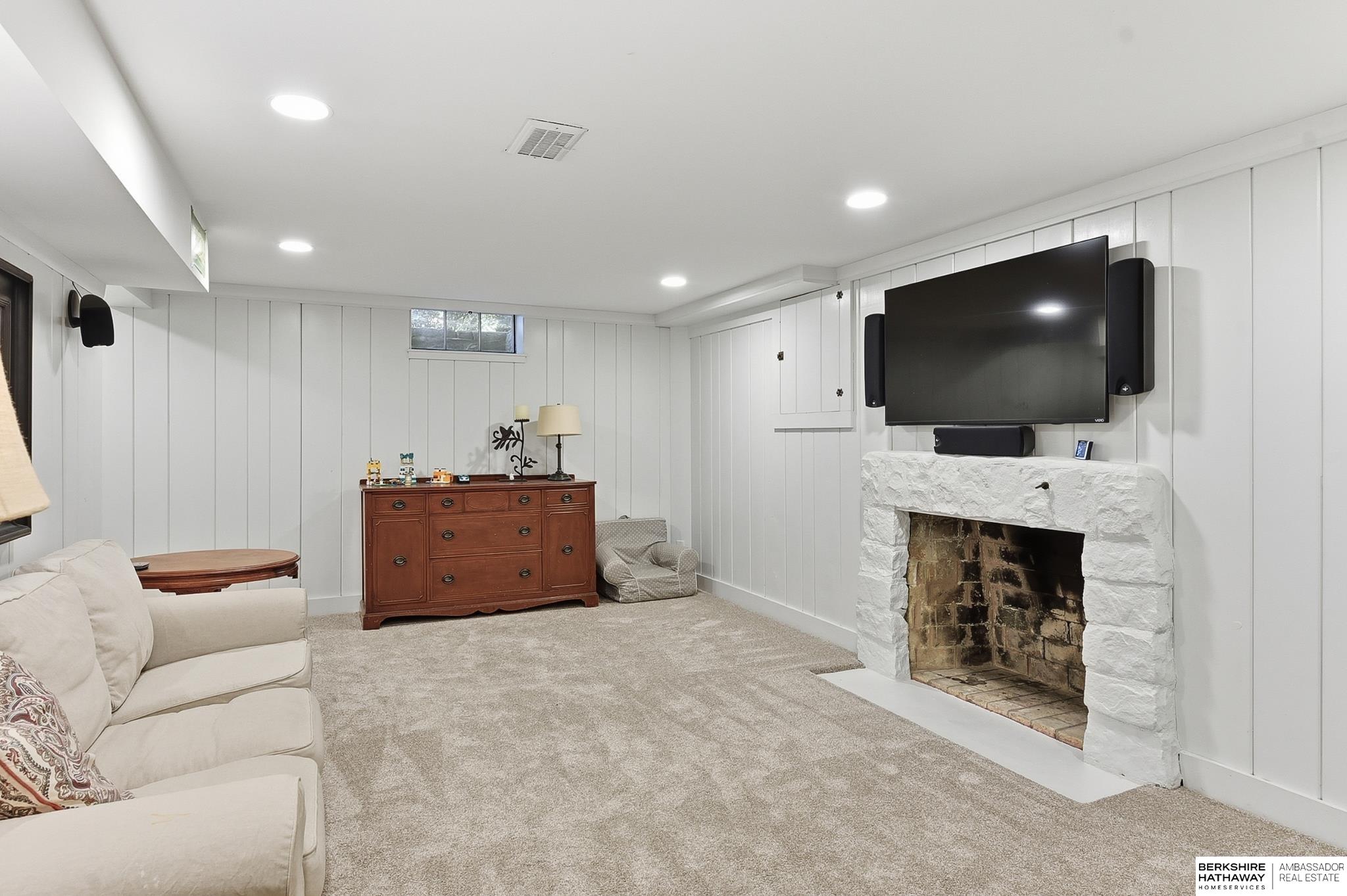 Omaha, Nebraska 68124, United States, 3 Bedrooms Bedrooms, ,2 BathroomsBathrooms,Residential,Active,232508