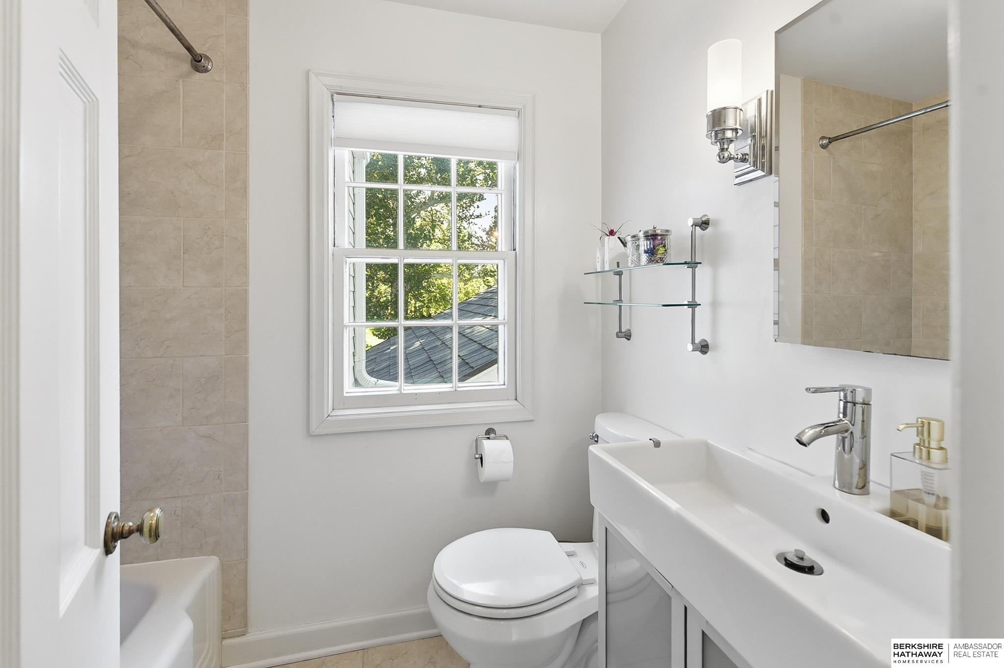 Omaha, Nebraska 68124, United States, 3 Bedrooms Bedrooms, ,2 BathroomsBathrooms,Residential,Active,232508