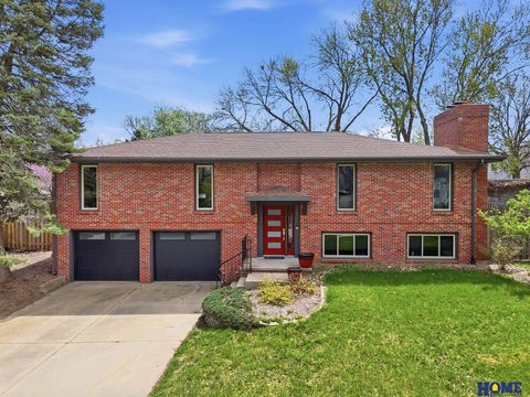 Photo of 7831 Lake Street, Lincoln, NE 68506 (MLS # 22609914)