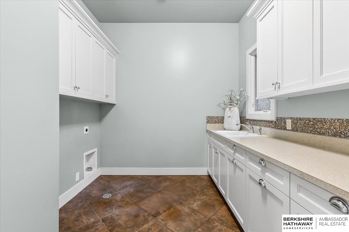 Omaha, Nebraska 68130, United States, 6 Bedrooms Bedrooms, ,5 BathroomsBathrooms,Residential,Active,174230