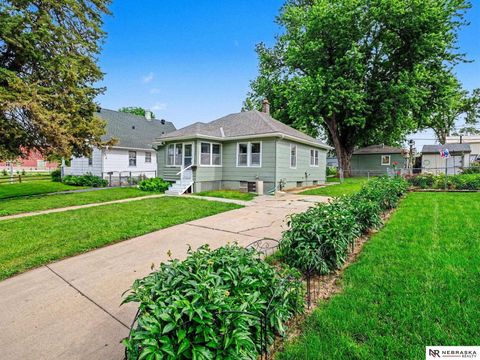 Photo of 4303 Saratoga Street, Omaha, NE 68111 (MLS # 22615510)