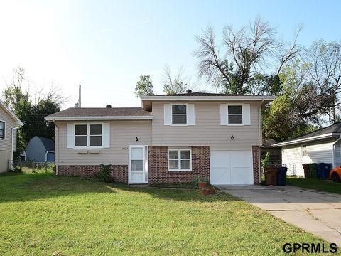 Photo of 4927 Robin Drive, Omaha, NE 68157 (MLS # 22526146)