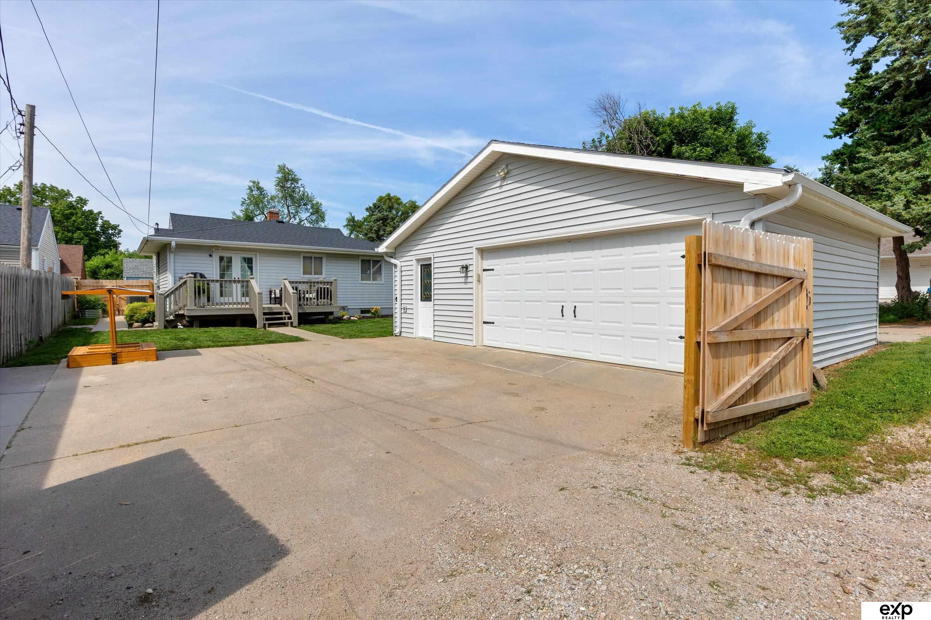 Omaha, Nebraska 68106, United States, 3 Bedrooms Bedrooms, ,3 BathroomsBathrooms,Residential,Pending,154816