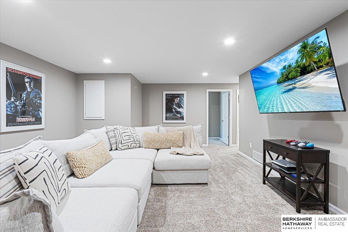 Omaha, Nebraska 68022, United States, 5 Bedrooms Bedrooms, ,4 BathroomsBathrooms,Residential,Active,139910