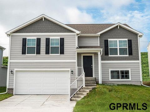 Photo of 13701 Vane Street, Omaha, NE 68142 (MLS # 22534870)