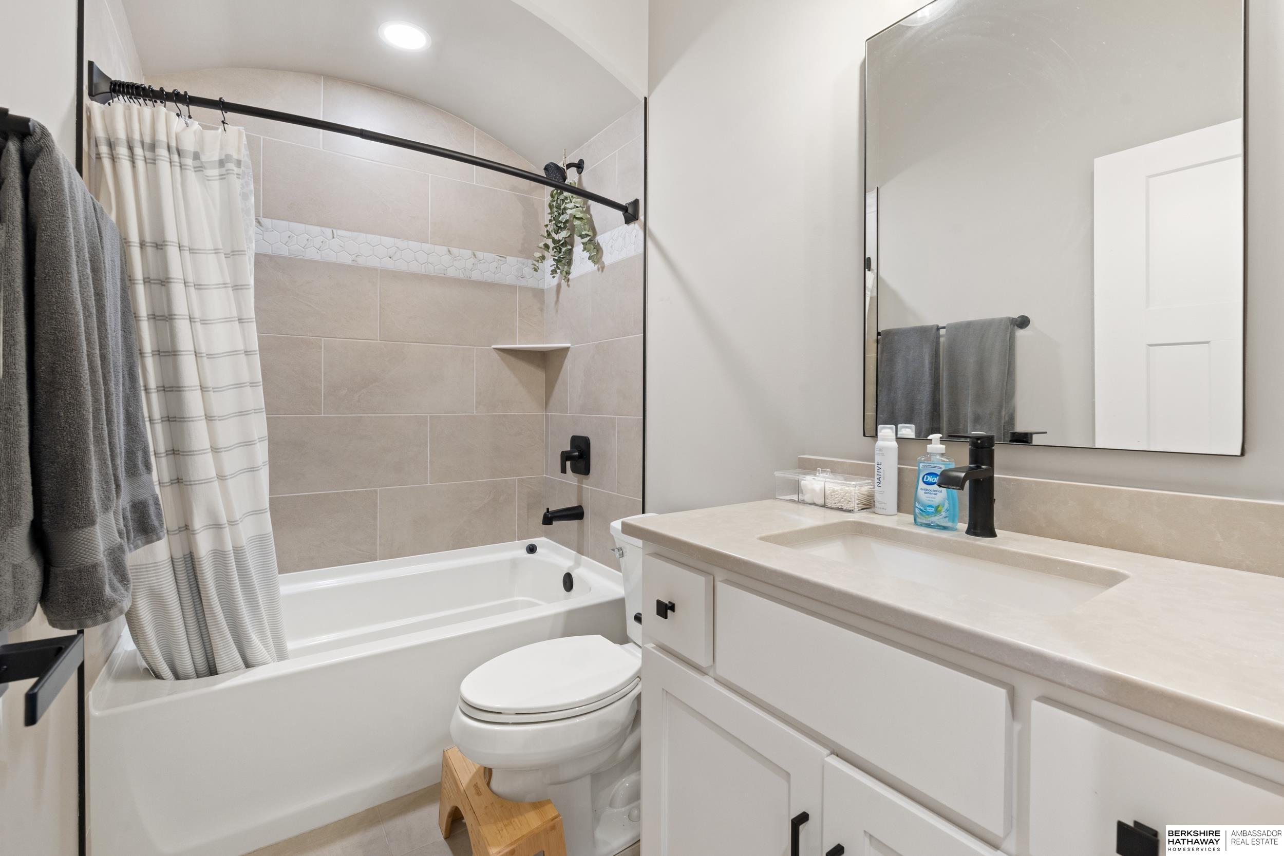 Omaha, Nebraska 68136, United States, 4 Bedrooms Bedrooms, ,3 BathroomsBathrooms,Residential,Active,142998