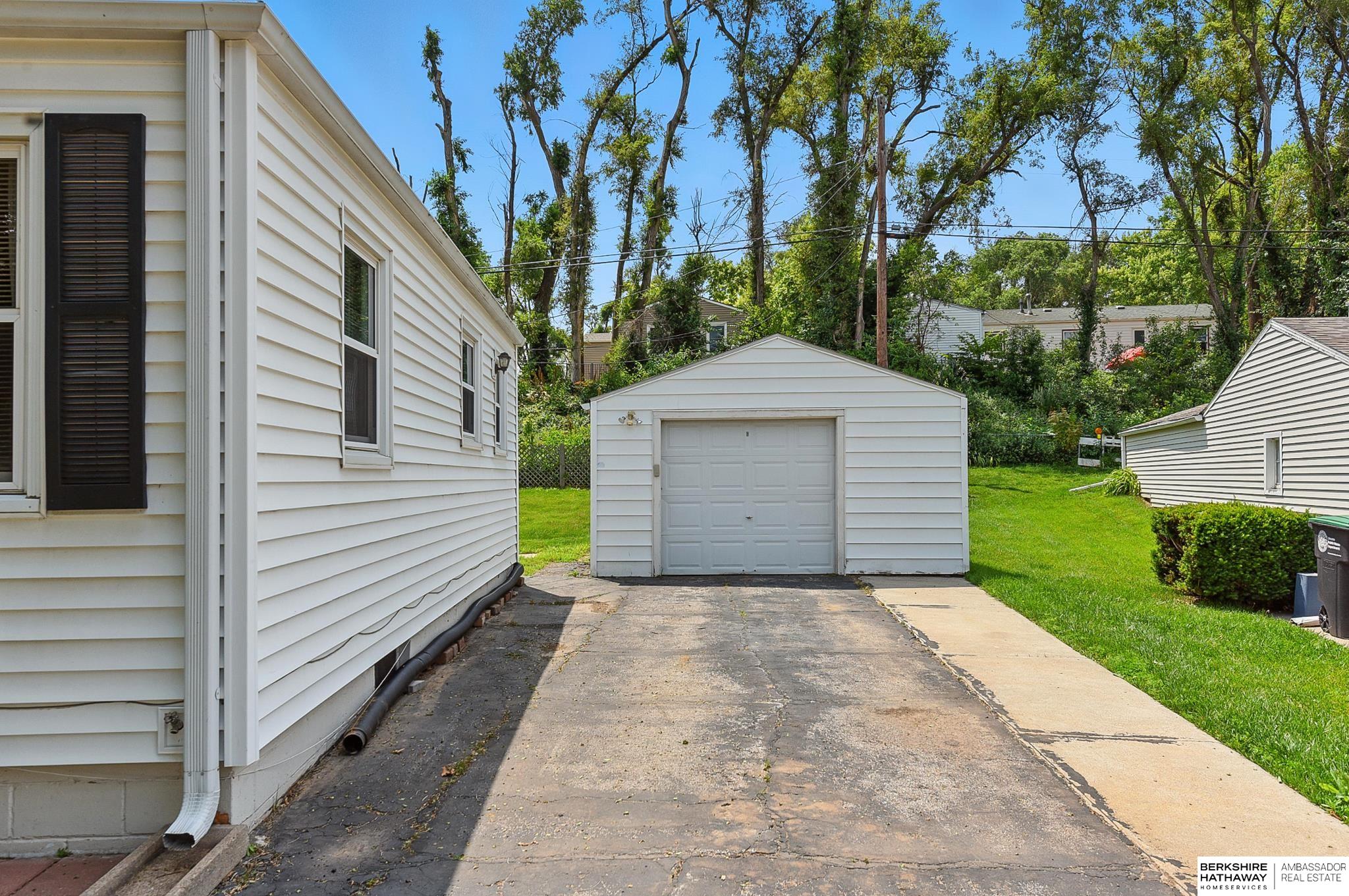 Omaha, Nebraska 68114, United States, 3 Bedrooms Bedrooms, ,2 BathroomsBathrooms,Residential,Pending,151029