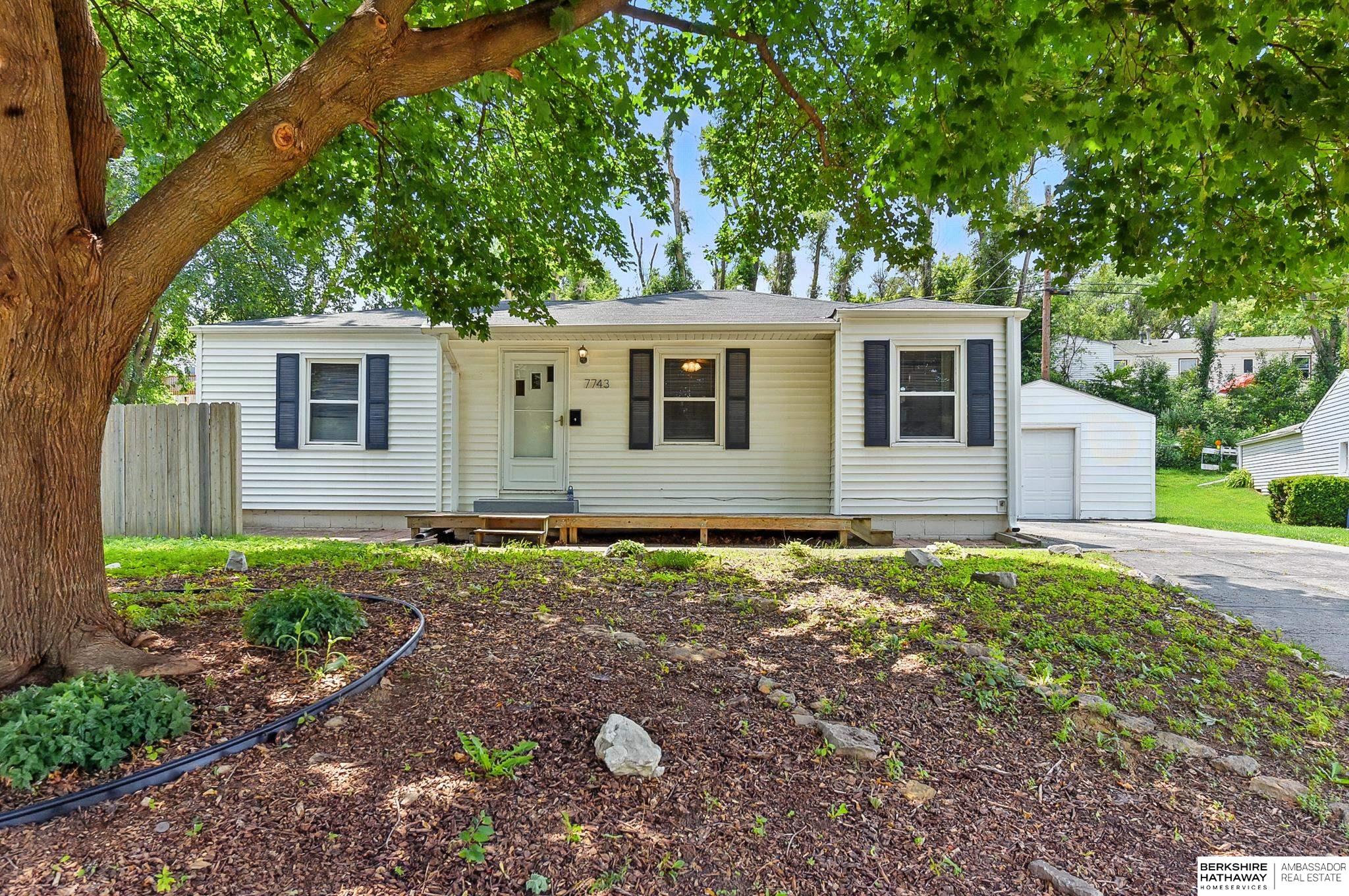 Omaha, Nebraska 68114, United States, 3 Bedrooms Bedrooms, ,2 BathroomsBathrooms,Residential,Pending,151029