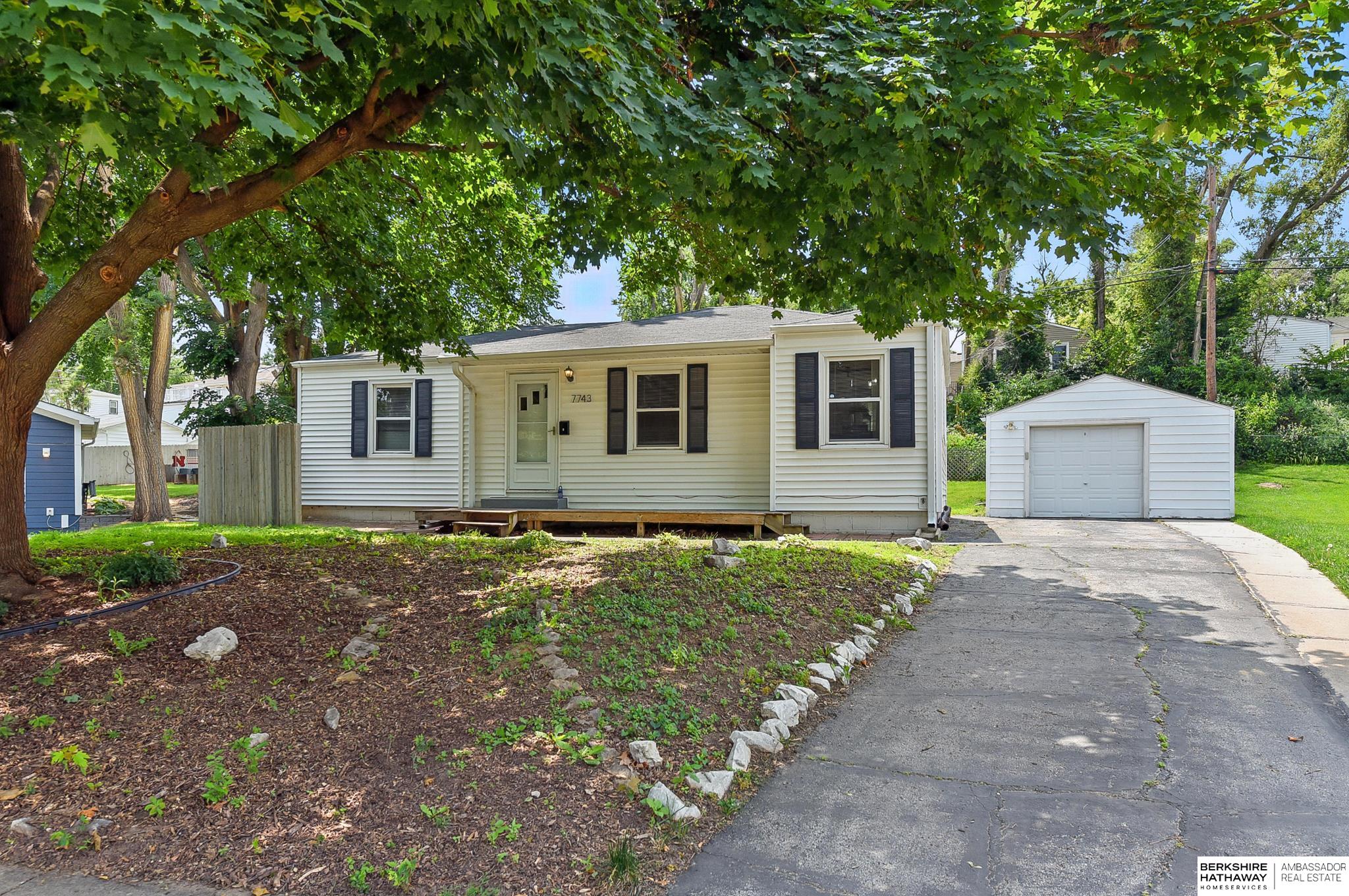 Omaha, Nebraska 68114, United States, 3 Bedrooms Bedrooms, ,2 BathroomsBathrooms,Residential,Pending,151029