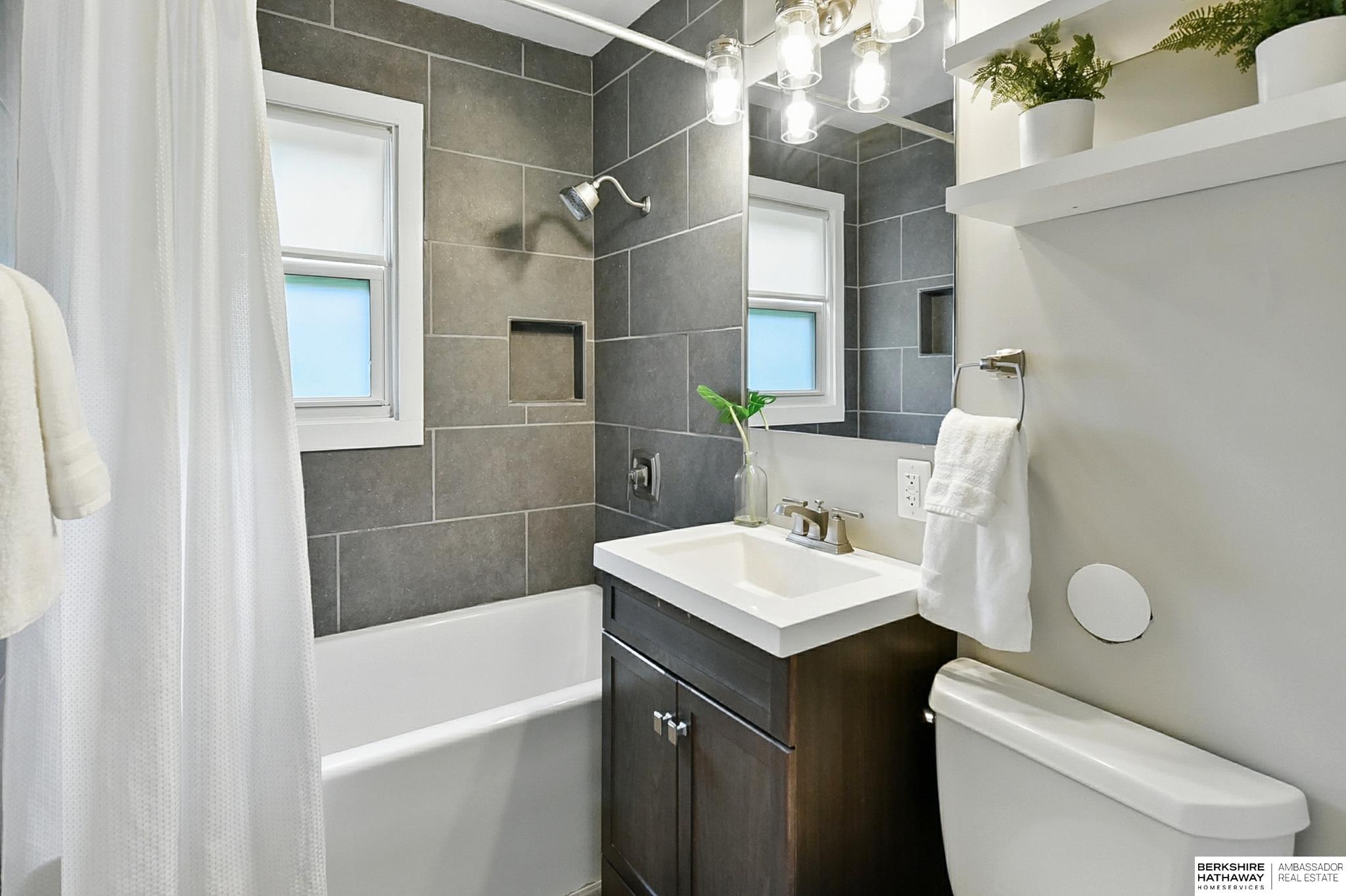 Omaha, Nebraska 68114, United States, 3 Bedrooms Bedrooms, ,2 BathroomsBathrooms,Residential,Pending,151029