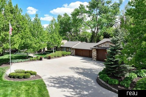 Photo of 805 Ridgewood Avenue, Omaha, NE 68114 (MLS # 22614223)