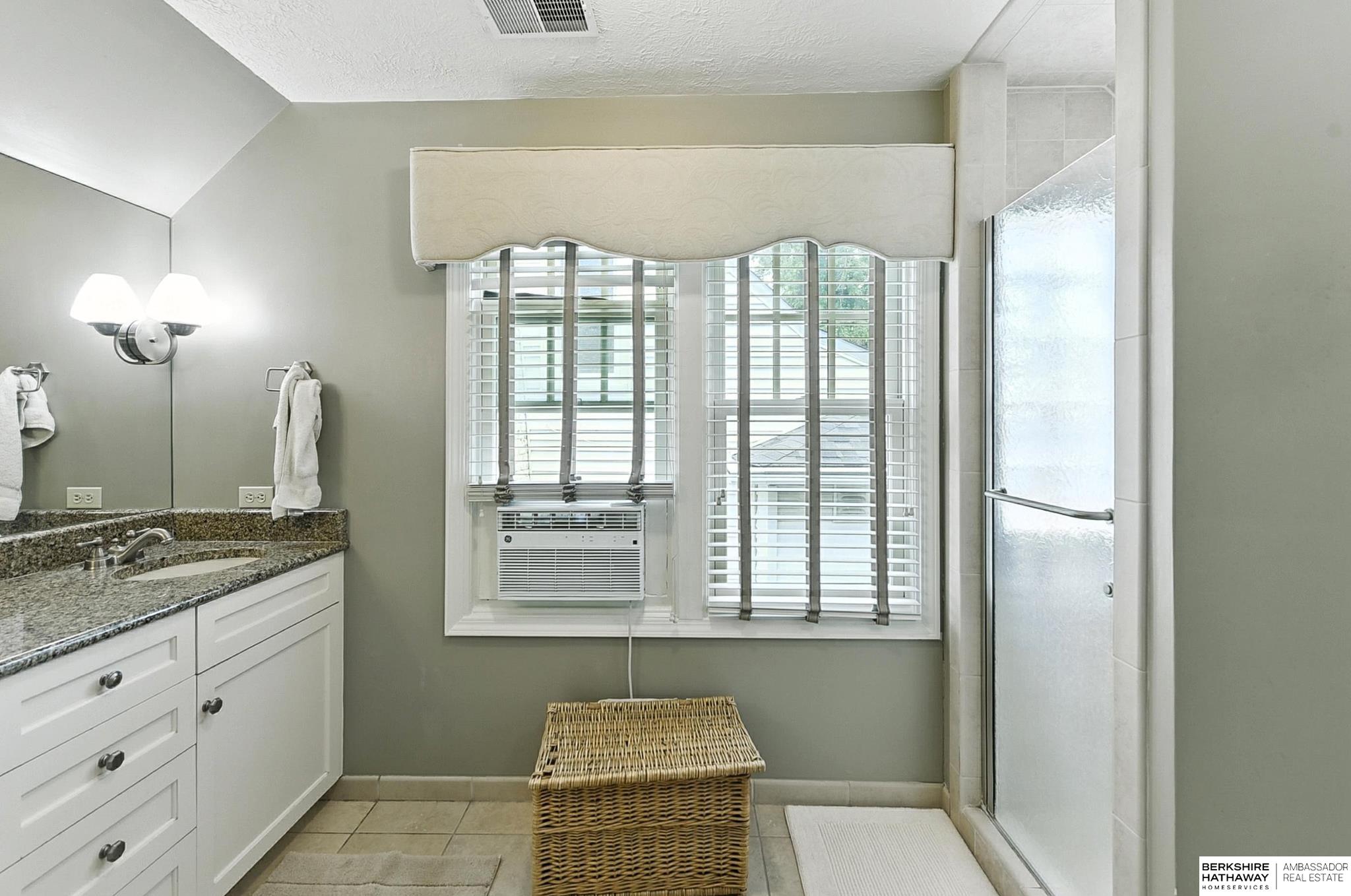 Omaha, Nebraska 68105, United States, 3 Bedrooms Bedrooms, ,2 BathroomsBathrooms,Residential,Pending,167018