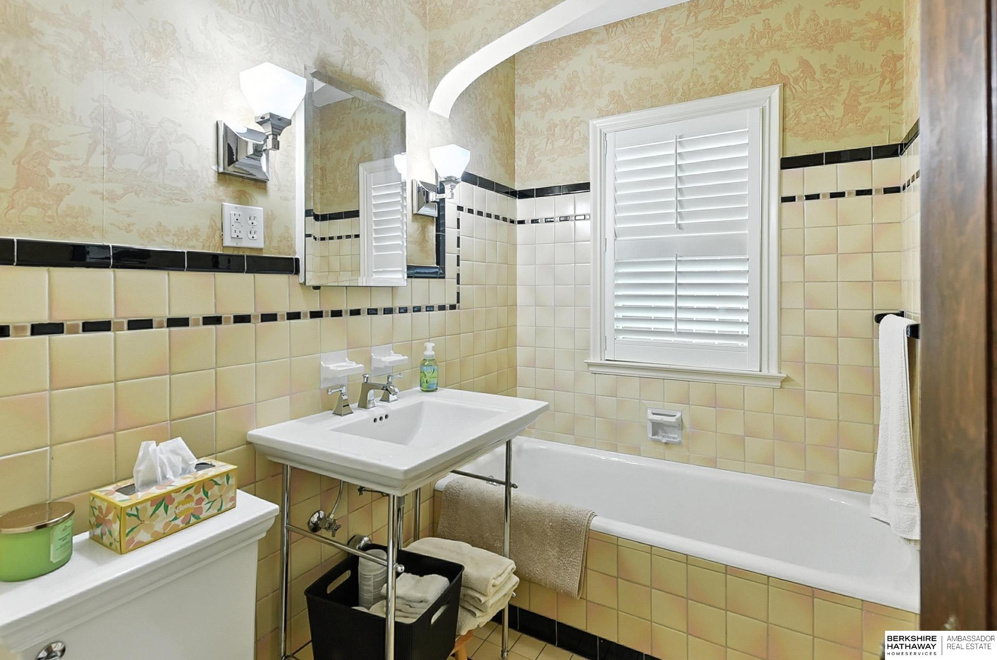 Omaha, Nebraska 68105, United States, 3 Bedrooms Bedrooms, ,2 BathroomsBathrooms,Residential,Pending,167018