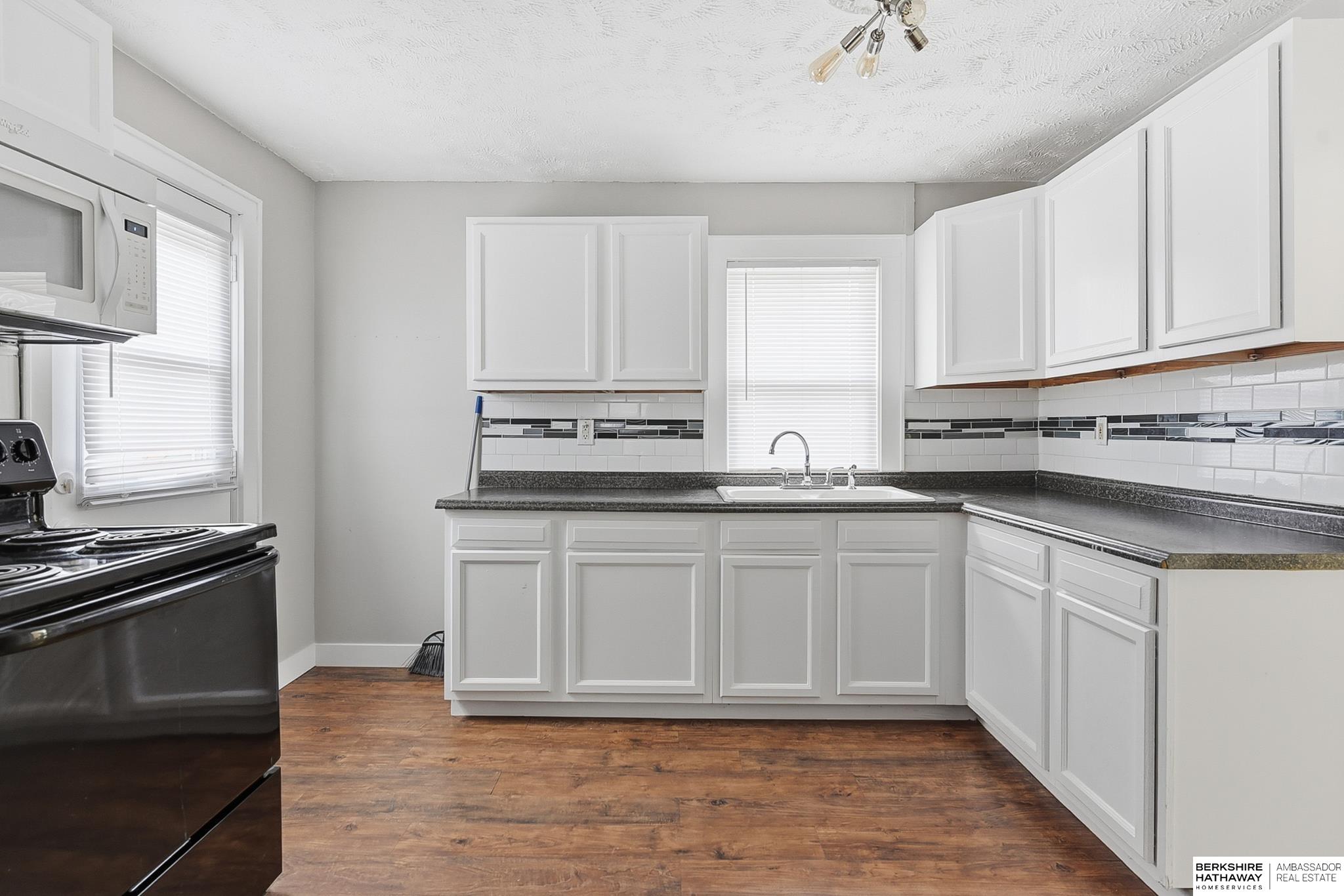 Omaha, Nebraska 68107, United States, 2 Bedrooms Bedrooms, ,2 BathroomsBathrooms,Residential,Pending,242489