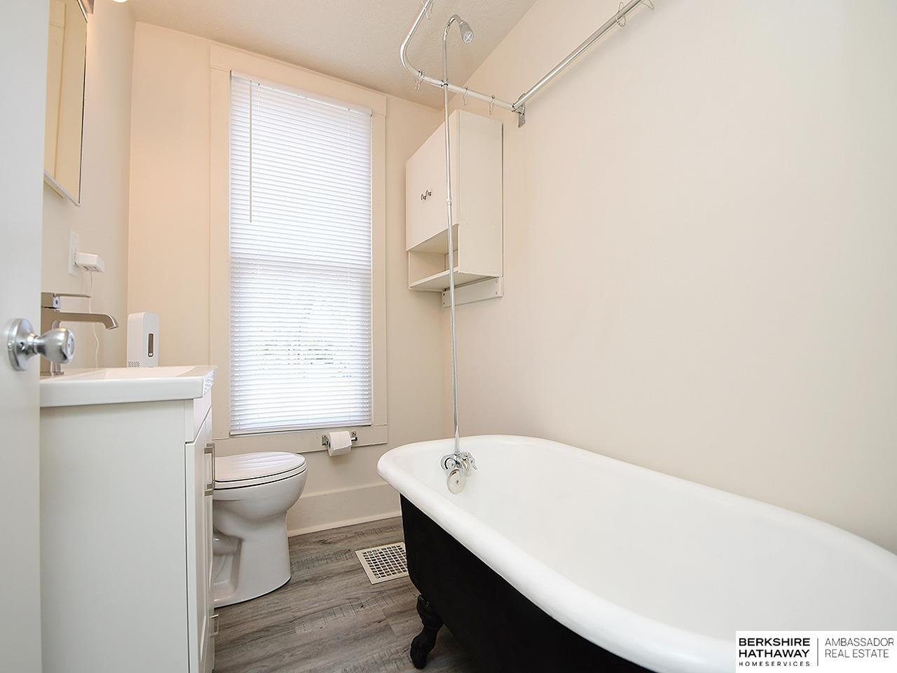 Carter Lake, Iowa 51510, United States, 2 Bedrooms Bedrooms, ,2 BathroomsBathrooms,Residential,Active,220230