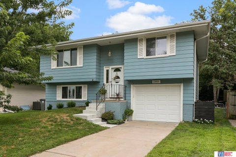 Photo of 2305 Wildwood Place, Lincoln, NE 68512 (MLS # 22626282)