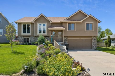 Photo of 608 Ruby Road, Papillion, NE 68133 (MLS # 22614286)