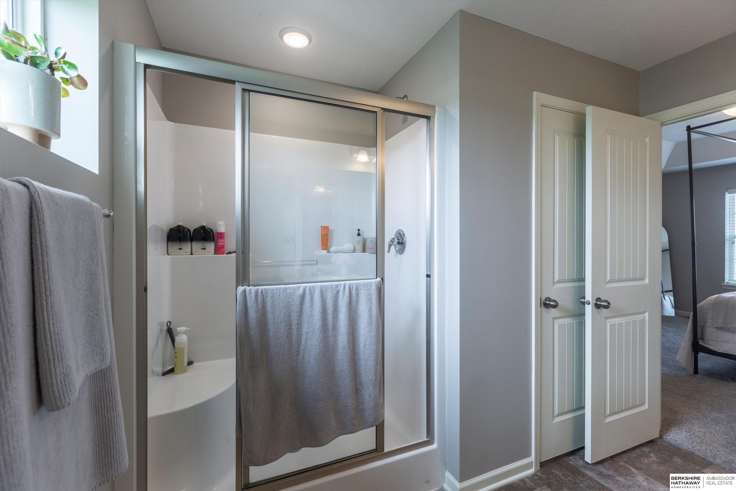 Omaha, Nebraska 68022, United States, 4 Bedrooms Bedrooms, ,3 BathroomsBathrooms,Residential,Active,204090