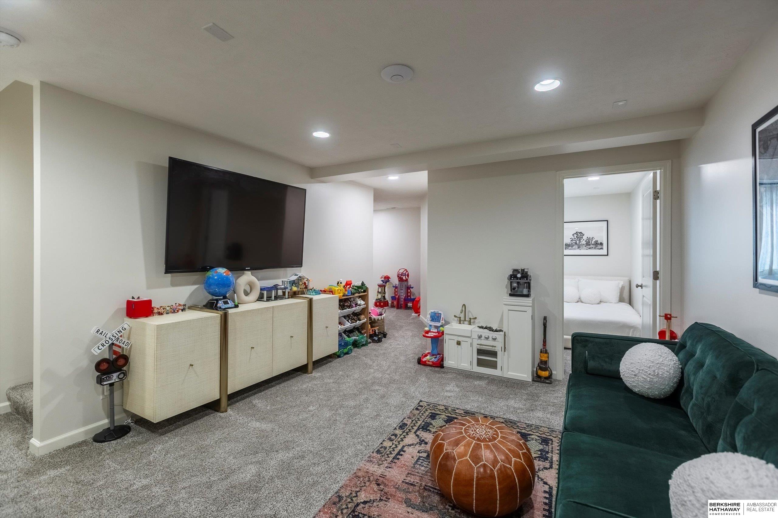 Omaha, Nebraska 68022, United States, 4 Bedrooms Bedrooms, ,3 BathroomsBathrooms,Residential,Active,204090