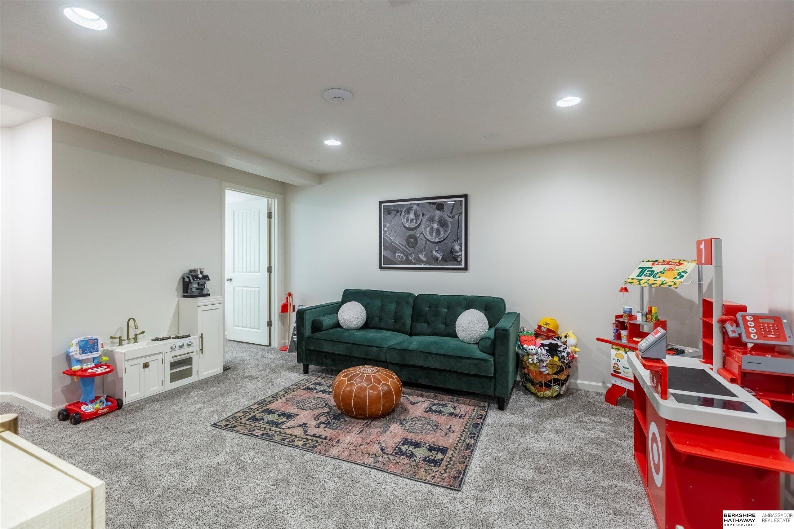 Omaha, Nebraska 68022, United States, 4 Bedrooms Bedrooms, ,3 BathroomsBathrooms,Residential,Active,204090