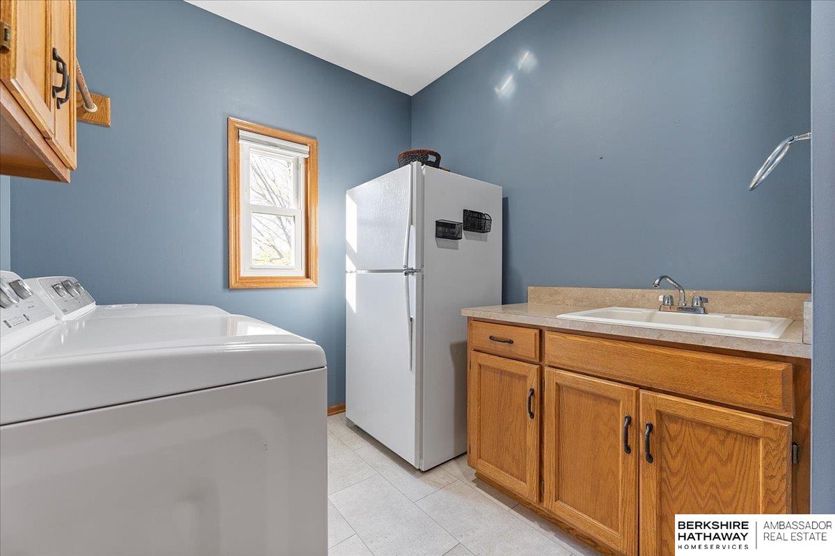 Omaha, Nebraska 68164, United States, 5 Bedrooms Bedrooms, ,3 BathroomsBathrooms,Residential,Pending,128839