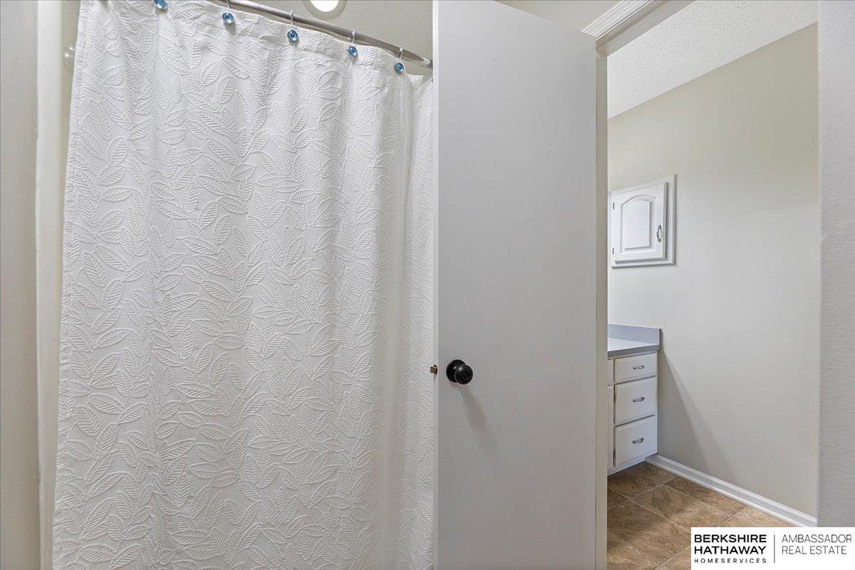 Omaha, Nebraska 68164, United States, 5 Bedrooms Bedrooms, ,3 BathroomsBathrooms,Residential,Pending,128839