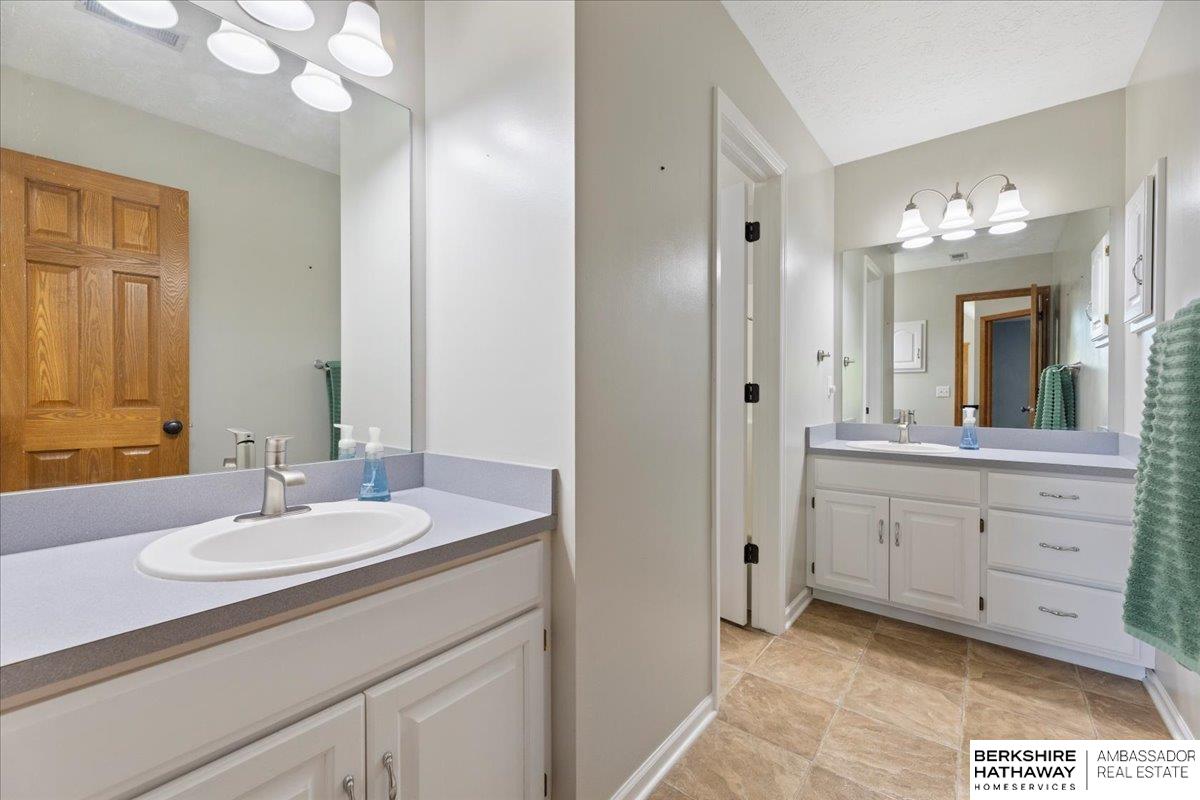 Omaha, Nebraska 68164, United States, 5 Bedrooms Bedrooms, ,3 BathroomsBathrooms,Residential,Pending,128839