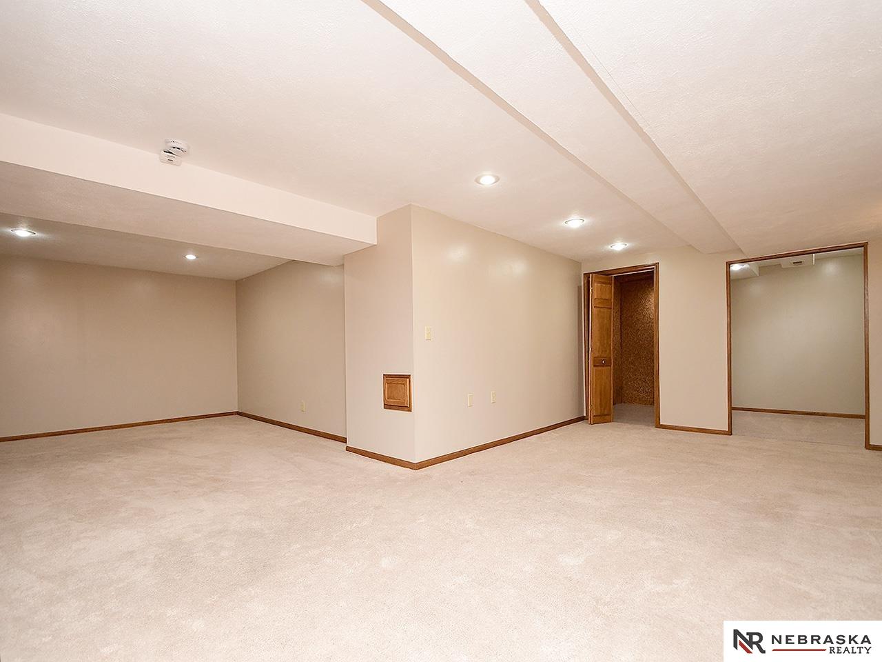 Omaha, Nebraska 68116, United States, 4 Bedrooms Bedrooms, ,3 BathroomsBathrooms,Residential,Pending,200711