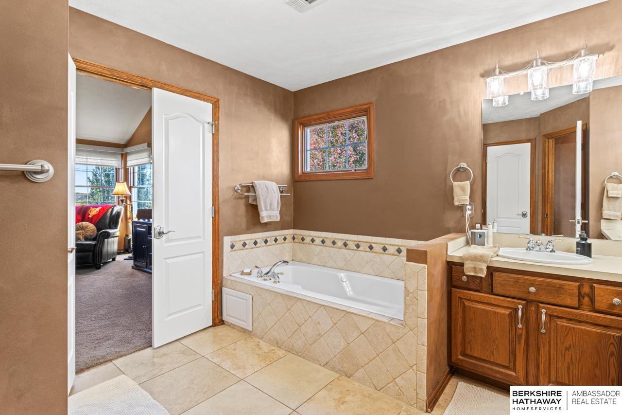 Omaha, Nebraska 68116, United States, 4 Bedrooms Bedrooms, ,2 BathroomsBathrooms,Residential,Active,232559