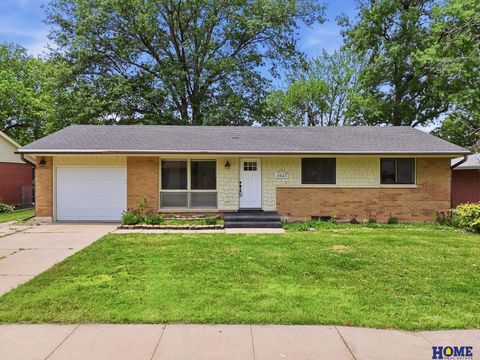 Photo of 1021 Driftwood Drive, Lincoln, NE 68510 (MLS # 22621184)