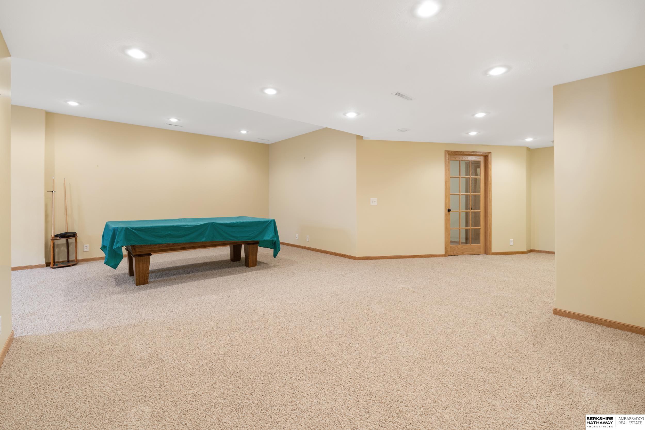 Omaha, Nebraska 68135, United States, 4 Bedrooms Bedrooms, ,3 BathroomsBathrooms,Residential,Pending,108249