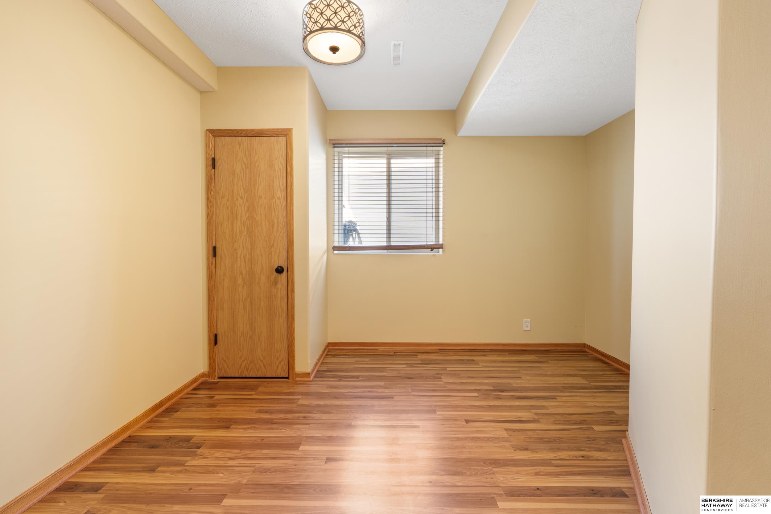 Omaha, Nebraska 68135, United States, 4 Bedrooms Bedrooms, ,3 BathroomsBathrooms,Residential,Pending,108249