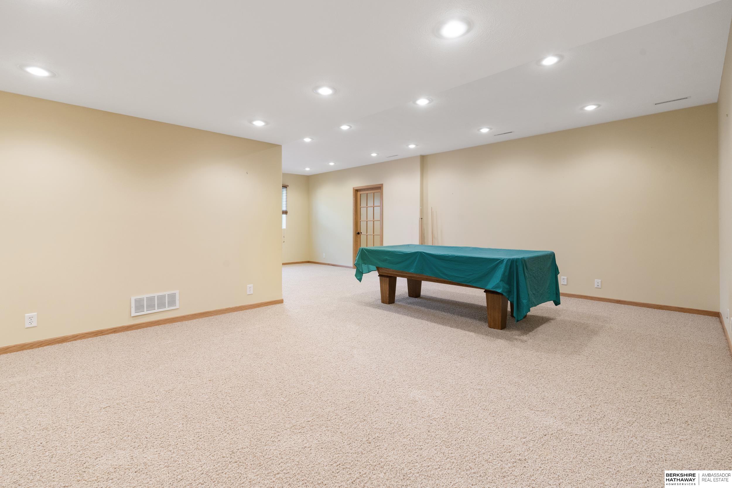 Omaha, Nebraska 68135, United States, 4 Bedrooms Bedrooms, ,3 BathroomsBathrooms,Residential,Pending,108249