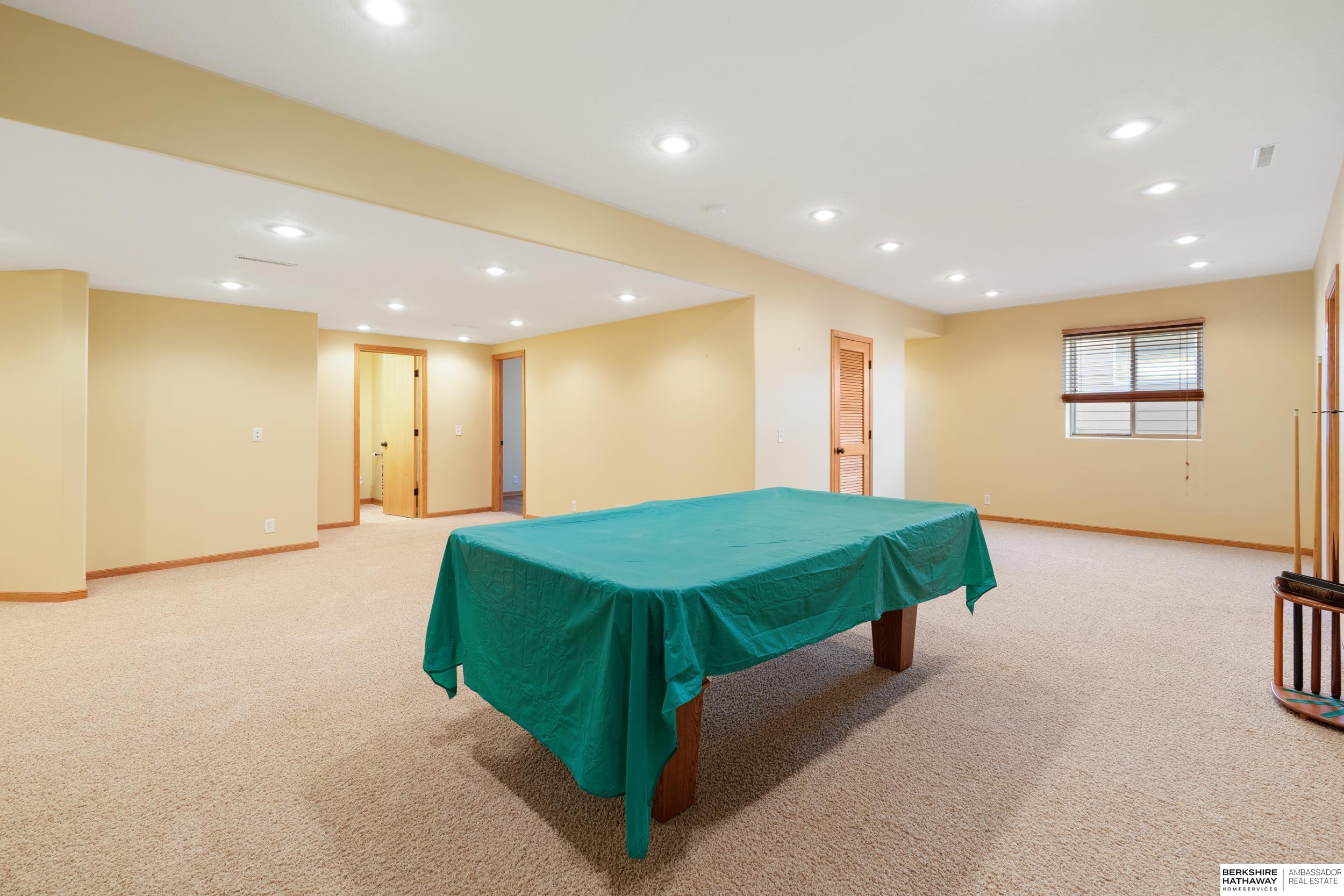 Omaha, Nebraska 68135, United States, 4 Bedrooms Bedrooms, ,3 BathroomsBathrooms,Residential,Pending,108249